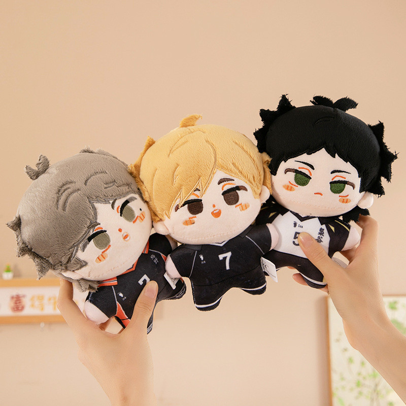 Pelúcia do personagem Hinata Eijiro do anime "Haikyuu!!" e almofada de pelúcia do personagem Komaegaya Katsuki.