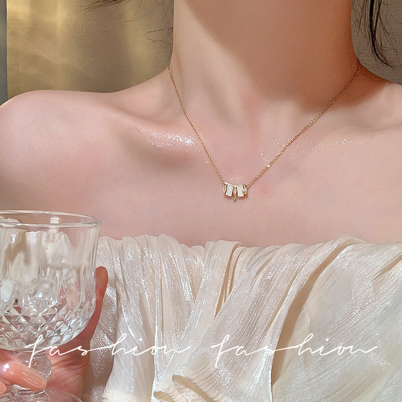 Forma geométrica imitação branco Fritillary pingente titânio aço colar High-End luz luxo nicho Design de moda clavícula 