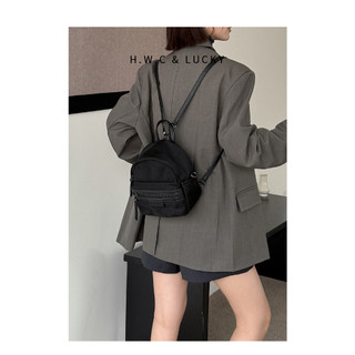 Loja de oito bolsas de segunda-feira 丨 Mini mochila feminina simples All-Match viagem lazer pequena mochila de ombro bol