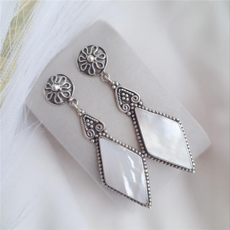 BRINCO PRATA BALI LOSANGO TRABALHADO MADRE PÉROLA PENDURADO BASE REDONDA FLOR