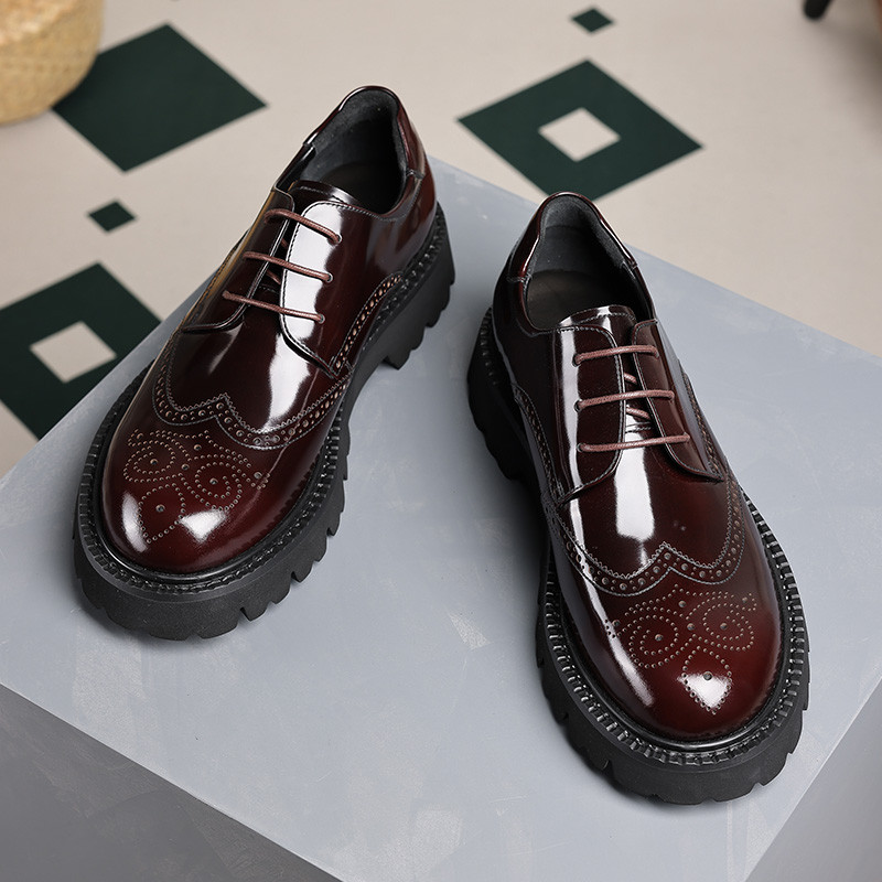 2023 novo estilo brilhante couro patente Brock sapatos masculinos moda britânica negócios sapatos de couro esculpido Cas
