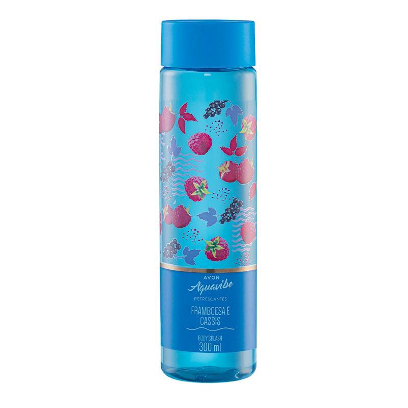 Frasco de Body Splash Avon Aquavibe Framboesa e Cassis de 300ml com tampa azul e estampa de frutas na embalagem transparente