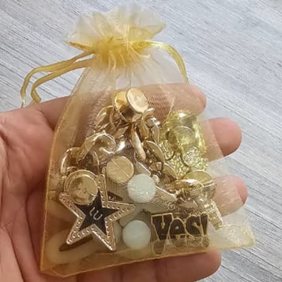 Kit Surpresa para Babuche – 10 Itens Decorativos (8 Bottons + 2 Correntes) em Oferta na Shopee