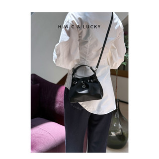 Bolsa feminina loja na sexta-feira 丨 2026 novo estilo portátil saco do mensageiro feminino dobrado nuvem saco de náilon 