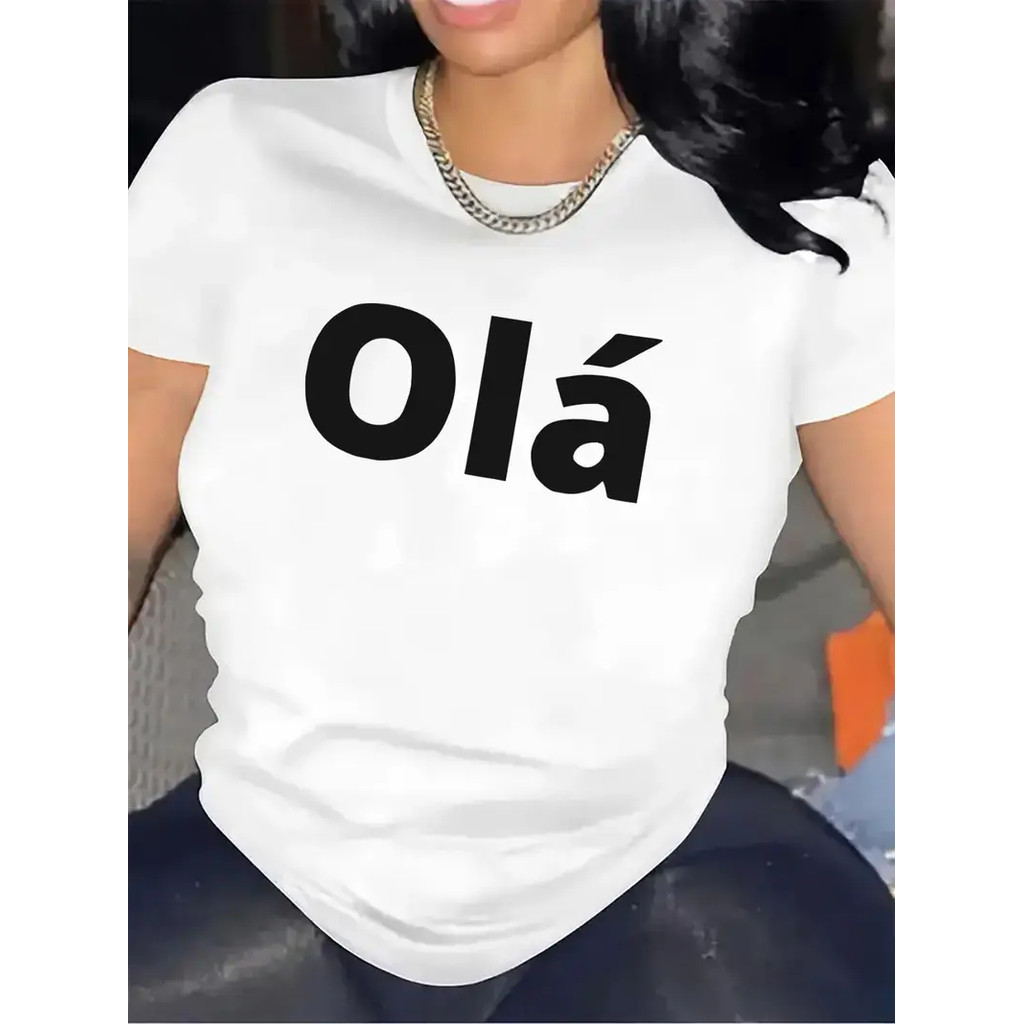 Camiseta Casual Feminina de Manga Curta - Estampa 'Ola' Elegante, Preto com Letras Brancas - Tecido Macio e Elástico