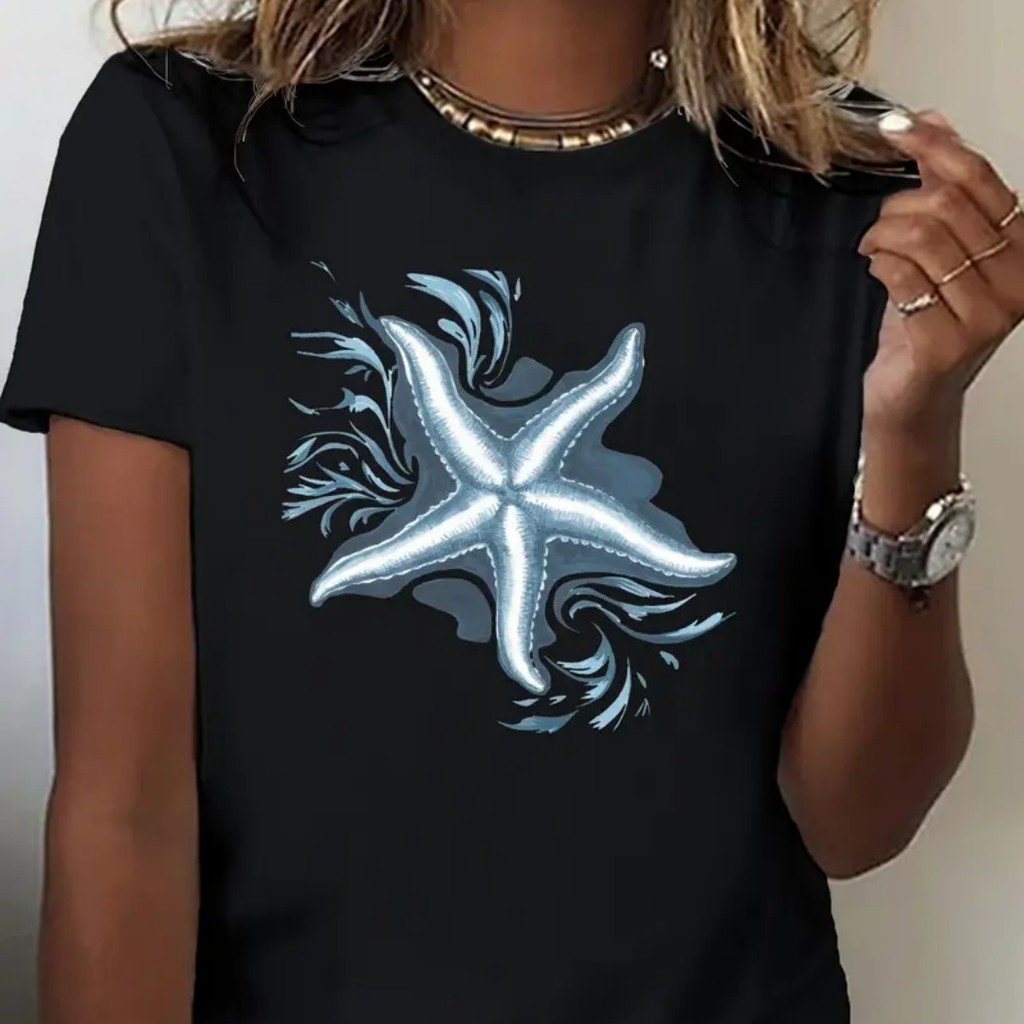 Camiseta de algodão feminina com estampa de estrela-do-mar e padrões de água, com caimento confortável.