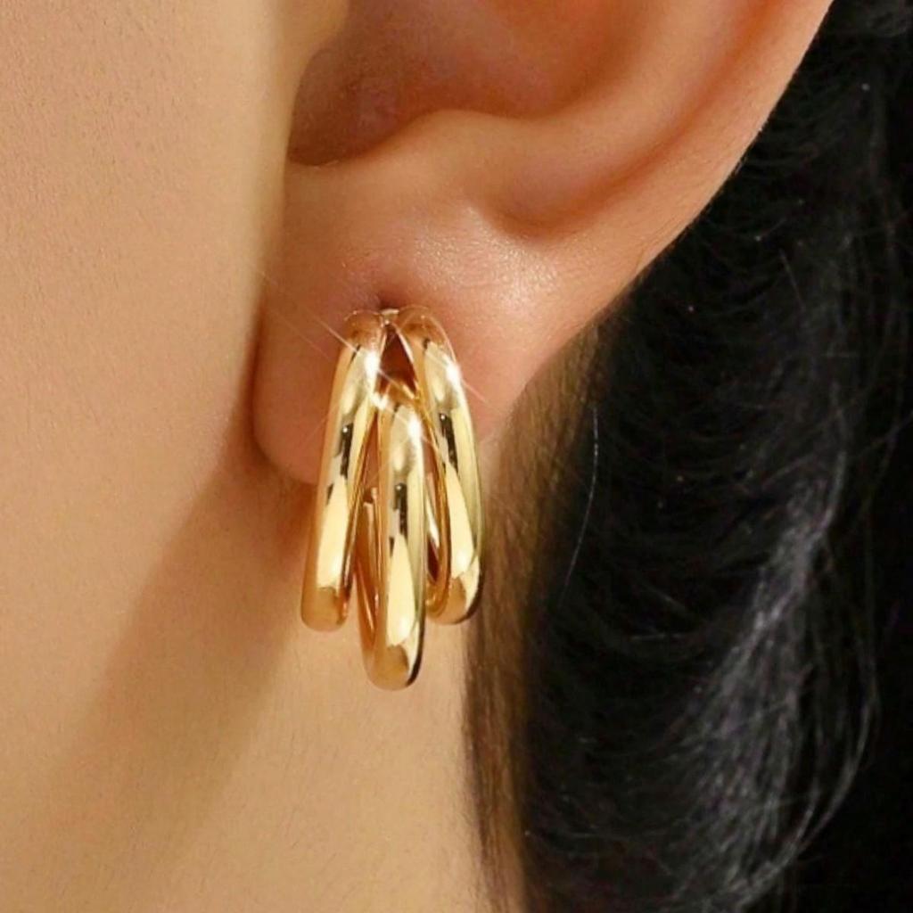 Brinco Argola Tripla Polido Dourado Hipoalergênico Jóia Moderna Ideal para Presentear Amiga, Mãe e Namorada