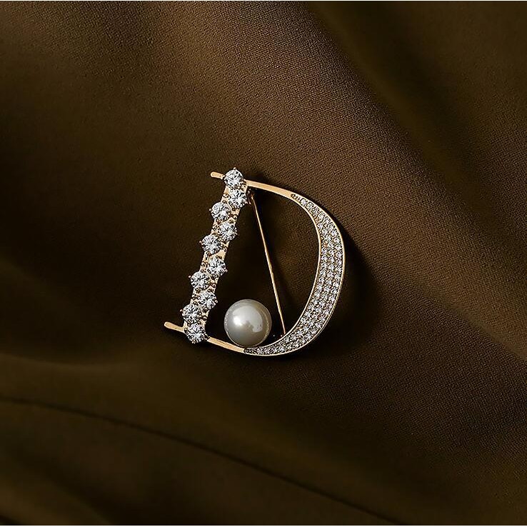 Broche de pérola letra D adequado para acessórios de moda feminina para ternos, casamentos e presentes, presentes de dia em Oferta na Shopee