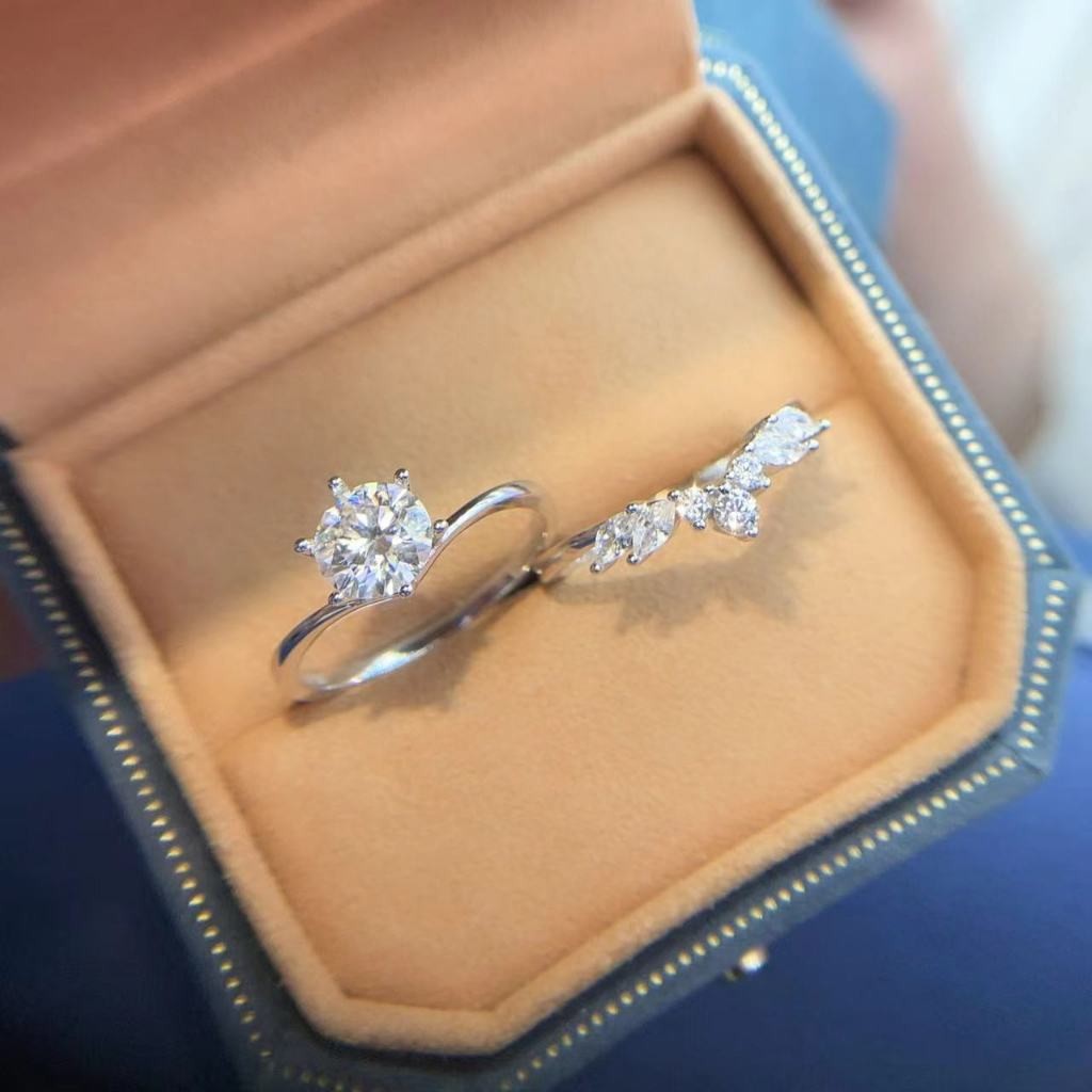SHE - O porta-anéis pode ser separado em um luxuoso e elegante porta-diamantes feminino