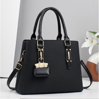 As bolsas femininas são modernas, elegantes, de alta qualidade e têm grande capacidade de crossbody em Oferta na Shopee