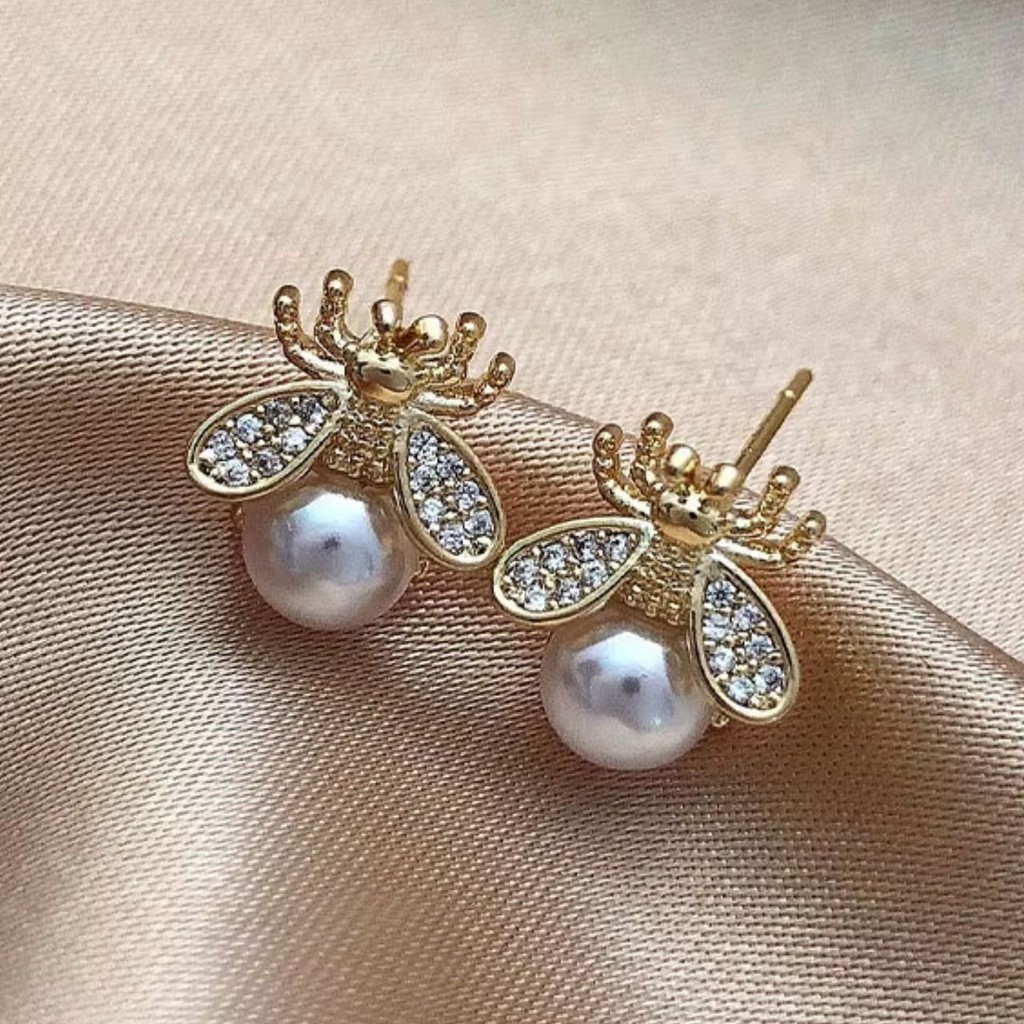 Brinco Feminino em Formato de Abelha Dourado com Zirconia e Pérola Minimalista Acessório Feminino