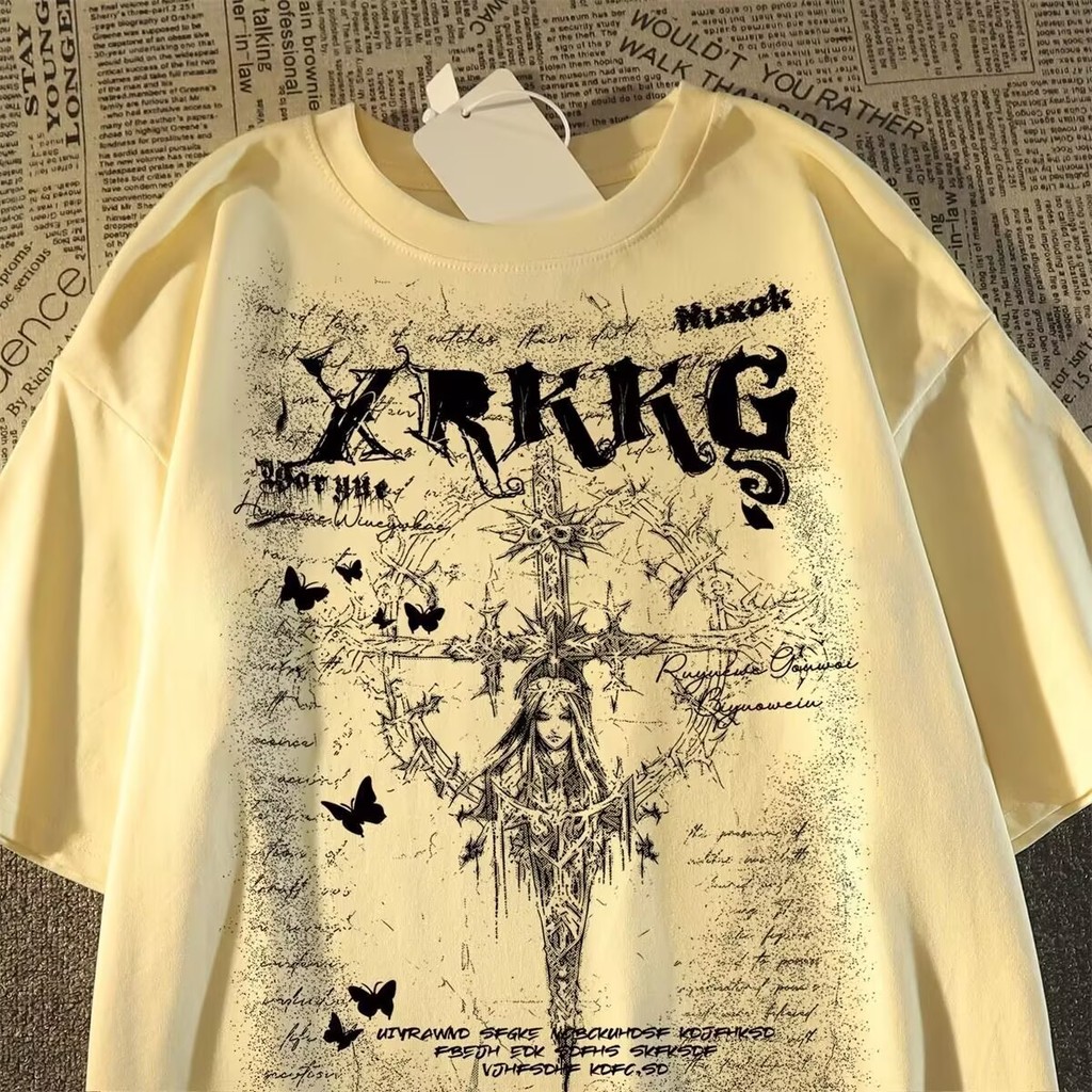 Camiseta Branca Oversized com Design Gótico de Cruz, Figura e Borboletas, Estilo Streetwear
