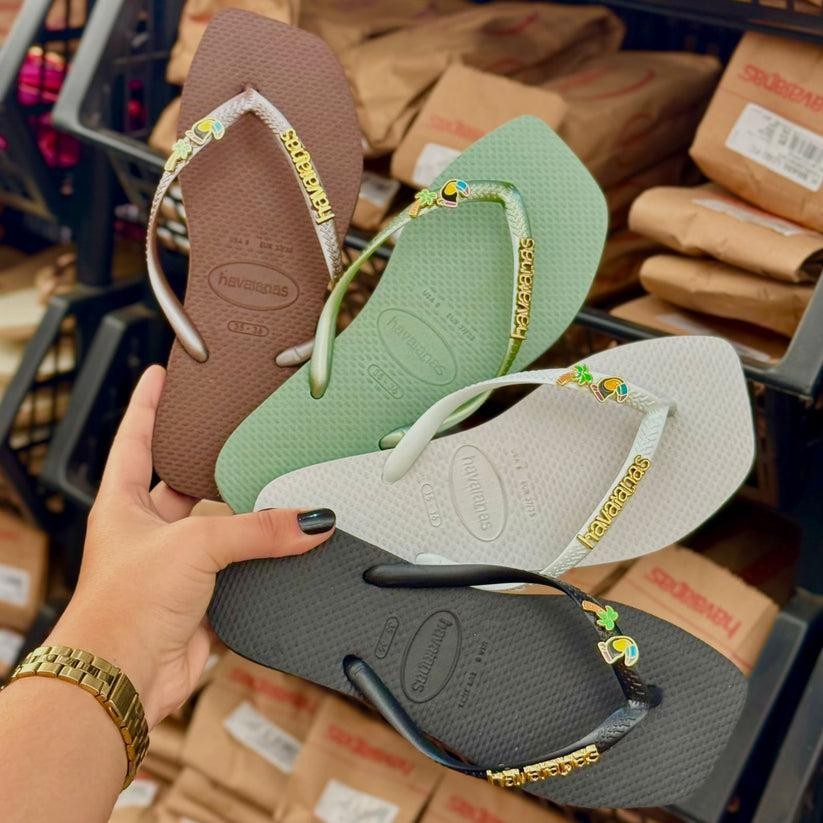 Chinelo Havaianas Slim Square+ placa logo dourado+pin tucano e coqueiro