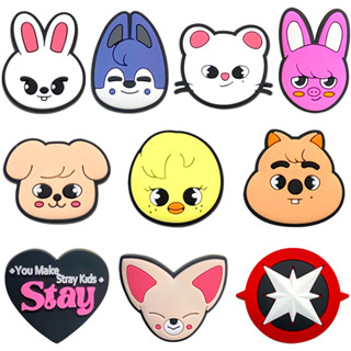 Coreano Menino Banda Ídolo MEIDJ Sapato Encantos Sandálias Pingente Botão Tamanco Pinos Presentes Para Fãs em Oferta na Shopee