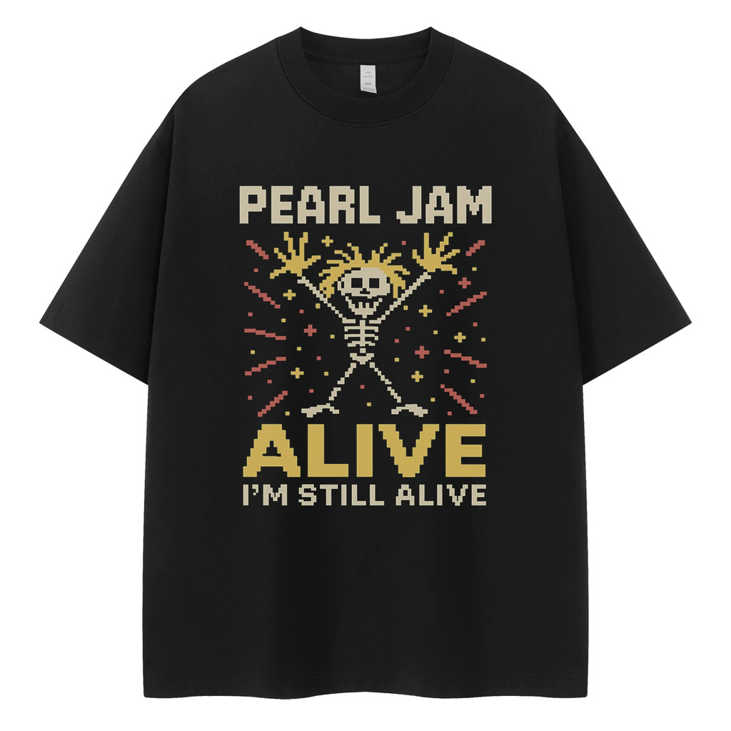 Camiseta Preta Unisex Design com Esqueleto com Douradas, Textos "PEARL JAM" "ALIVE" e "I'M STILL ALIVE" Alta Qualidade M