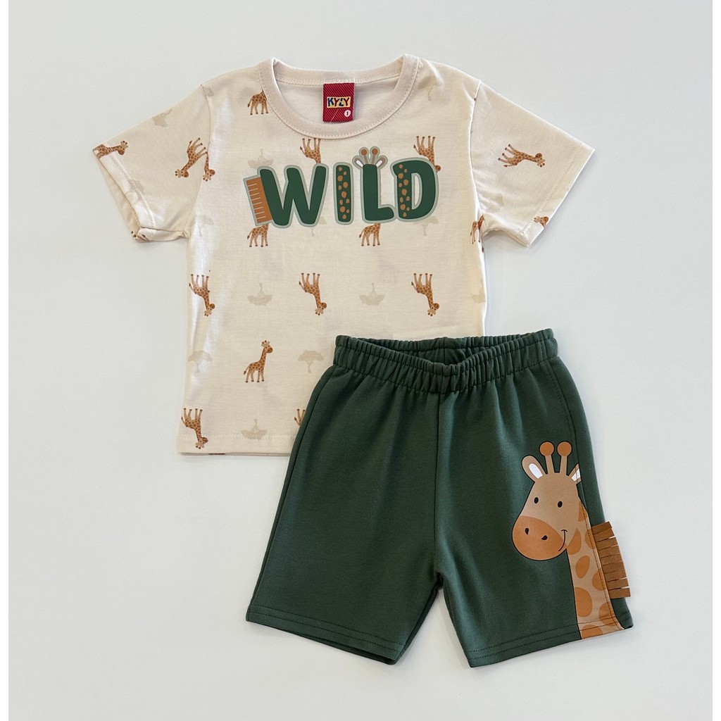 Conjunto Infantil Kyly Camiseta Bege Estampada Girafa Wild com Shorts Verde Algodão Confortável Moda Kids Verão