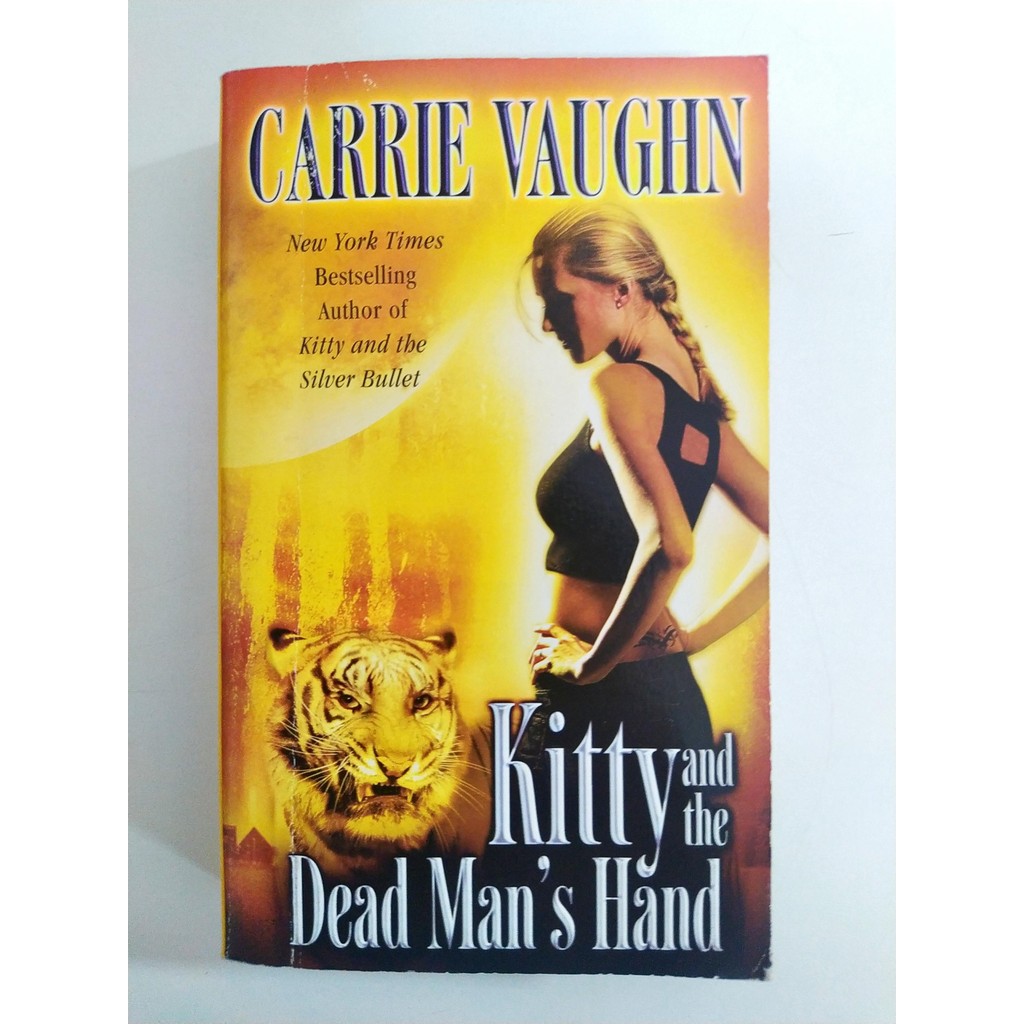 Kitty and the Dead Man's Hand - Livro em Inglês de Carrie Vaughn