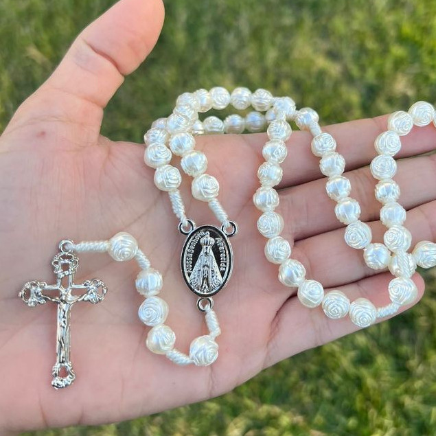 Terço com Contas de Rosas Brancas de 8 mm e Entremeio de Nossa Senhora Aparecida em Oferta na Shopee