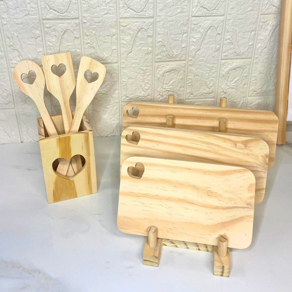 Kit Trio de Tábuas Retângula + Suporte + Porta Colher + Trio de Colheres de Madeira Pinus