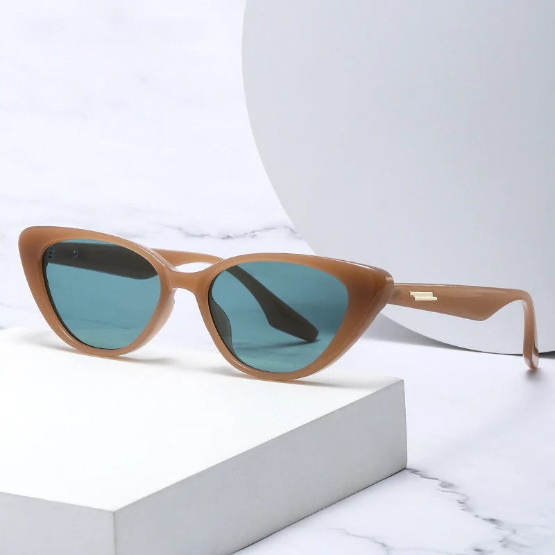 Novos óculos de sol pequenos estilo «olho de gato» para mulher, com lentes degradadas, ideais para uso ao ar livre, com
