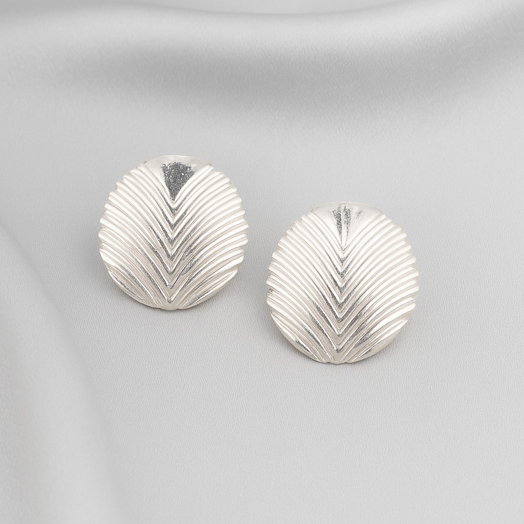 Brinco de Metal Prata Luxo, Banhado com Detalhe Folha em Relevo, Acessório Sofisticado Feminino