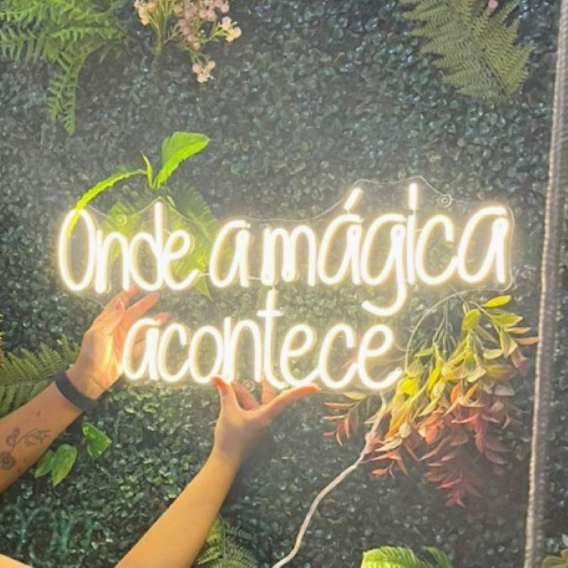 Onde a mágica acontece - Frase Neon Led Placa Luminária 62x25cm