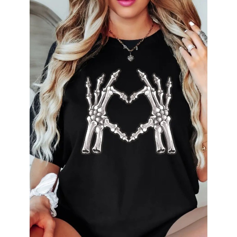 Camiseta Feminina Premium Confortavel Estampada Caveira Mãos de Esqueleto em Forma de Coração