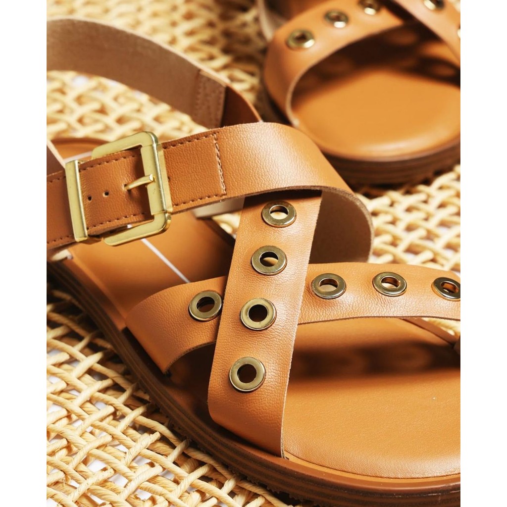 Sandália Moleca Feminina Flat Off White e Camel com Tiras Cruzadas e Fivela Dourada