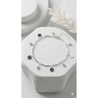 Pulseira Feminina Prateada com Medalhas Lisas e Pontos de Luz - Delicadeza e Movimento