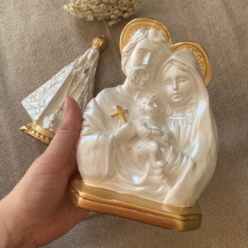 Kit Sagrada Família 17 cm e Nossa Senhora Aparecida 15cm Pintura Delicada Perolada com Dourado / Lembrança de Batizado
