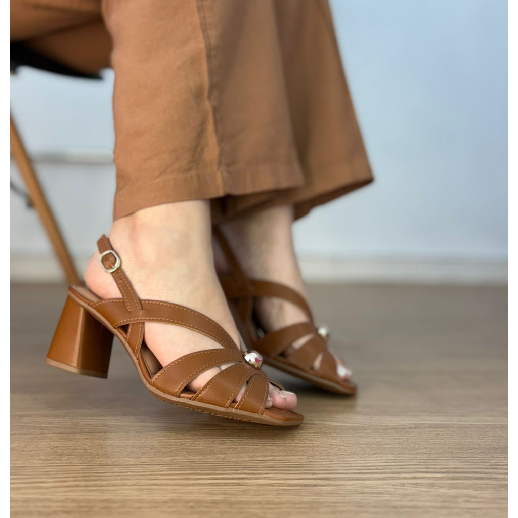 Sandália Feminina Dakota Salto Bloco Médio 7cm Conforto Elegante Versátil Tiras Cruzadas com Fivela e Detalhe Metalizado