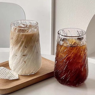 Copo de coquetel criativo, copo de vidro de alto valor, ligeiramente bêbado, mistura, gelo, café americano, bebida fria,