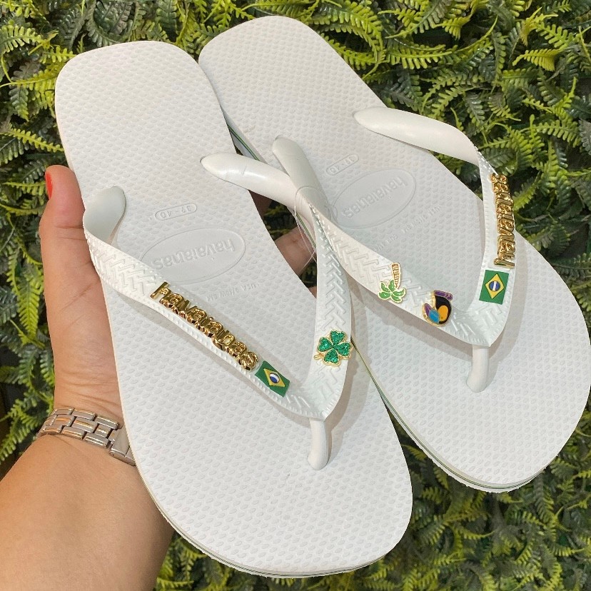Chinelo Havaianas top Branco Brasil com pingente Trevo +Tucano +Coqueiro+placa logo