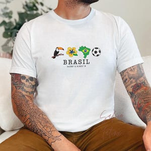 Camiseta Masculina Feminina Oversized Estampa Símbolos do Brasil Tucano e Futebol, T-shirt Streetwear Casual, Camisa