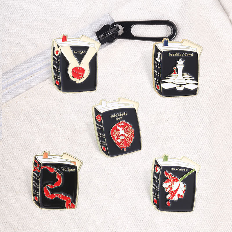 Capa De Livro Twilight Saga Alfinete De Lapela Esmaltado Broches De Símbolos Clássicos Com Maçã , Xadrez , Romã , Fita E