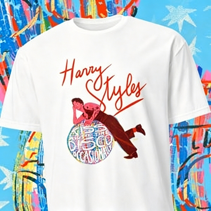 Camiseta Masculina Feminina Oversized Estampa Harry Styles deitado em Globo Discoteca com Letra Vermelha, T-shirt