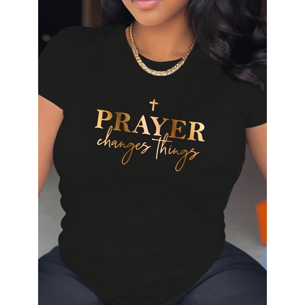Camiseta Feminina 100% algodão estampa dourada "Prayer changes things" cruz pequena tema cristão ajustada