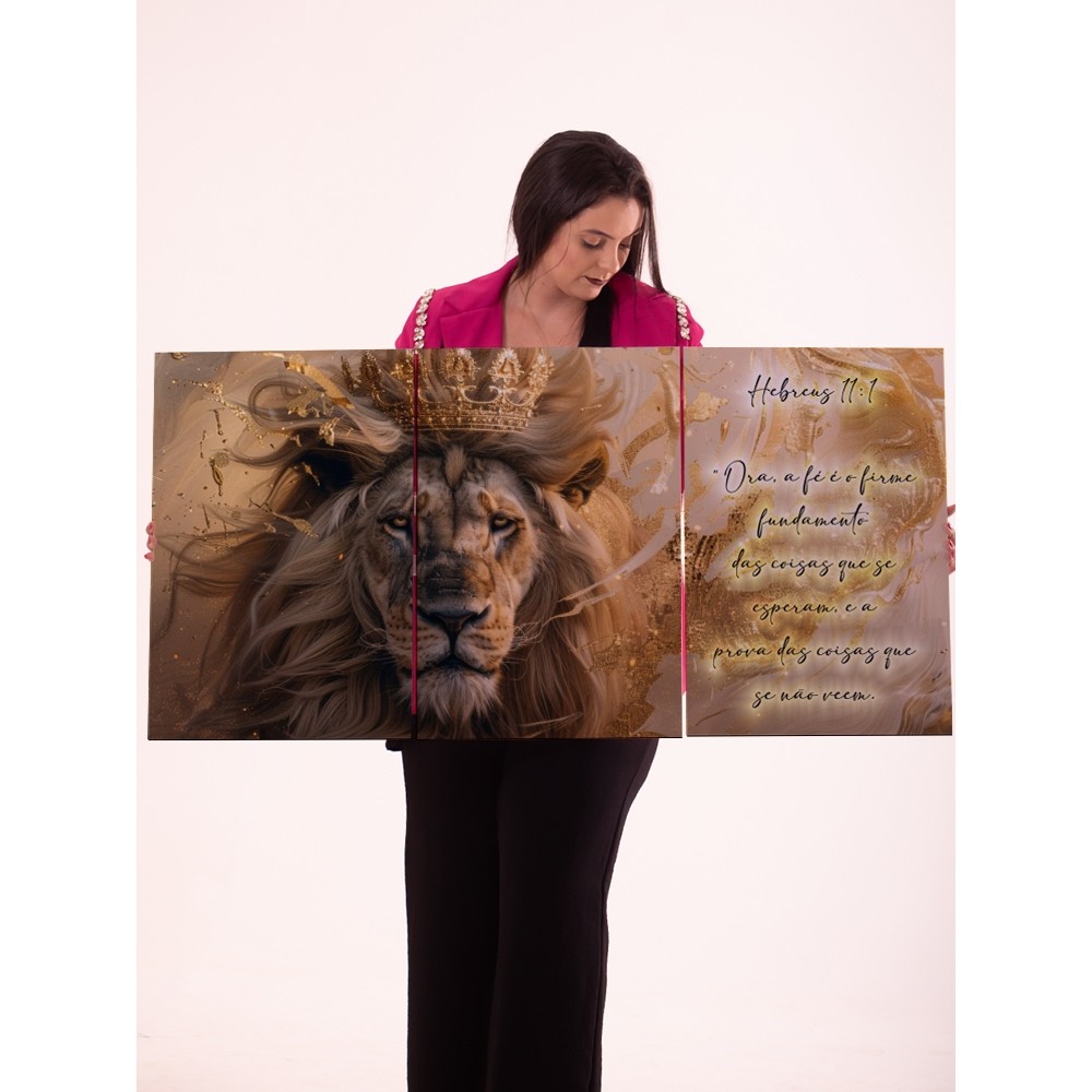 Quadro Decorativo Leão Majestoso com Coroa 3 Peças Painel Triplo com Versículo Bíblico Hebreus 11:1