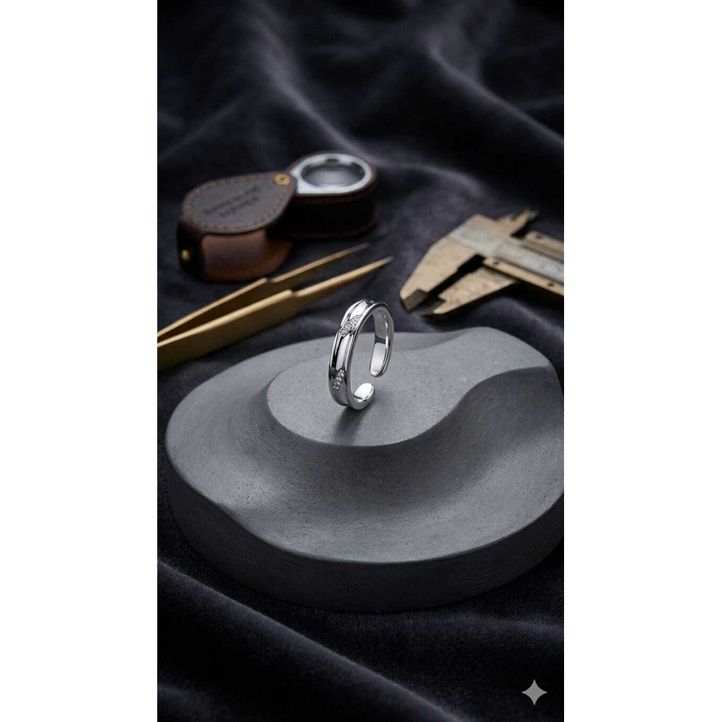 Anel Ajustável Feminino Prata com Zircônias | Anel Aberto Elegante Regulável | Semijoia Moderna Delicada
