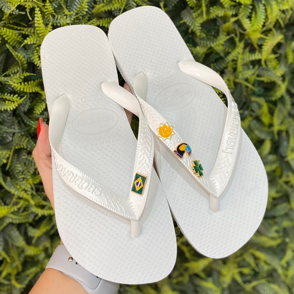 Chinelo Havaianas top Branco(macio)  com pingente Trevo +Tucano +Sol+Bandeira