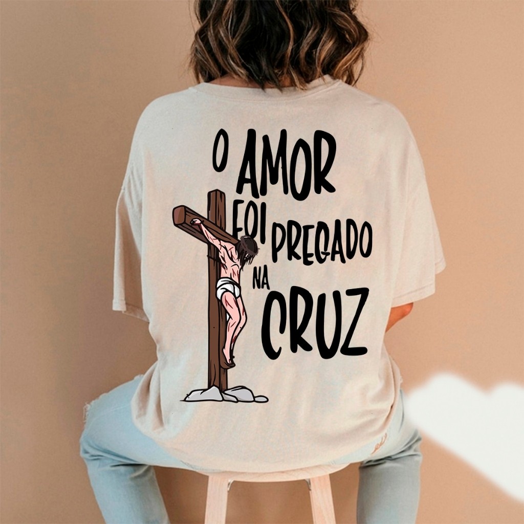 Camiseta Feminina Oversized ou T-shirt Estampa "O Amor Foi Pregado Na Cruz" Gospel Jesus Exclusiva