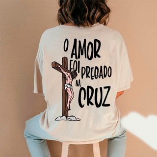 Camiseta Feminina Oversized ou T-shirt Estampa "O Amor Foi Pregado Na Cruz" Gospel Jesus Exclusiva
