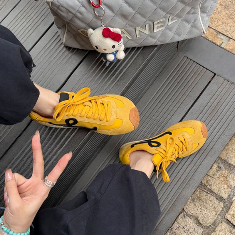 Versão de couro Wang Yibo Mesmo estilo interno aumentado bico torto com cadarço calçado