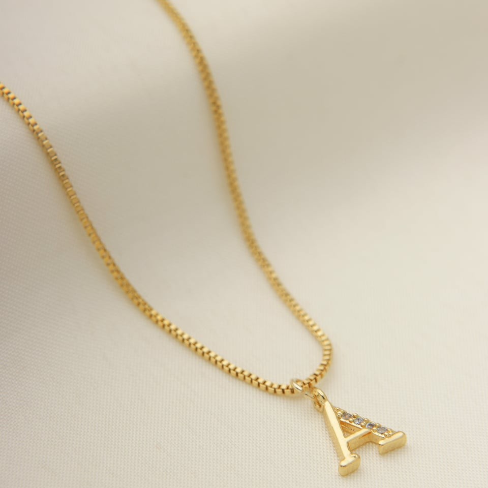 Gargantilha Feminina com Pingente de Letra Delicada para Uso Diário Banhada a Ouro 18k