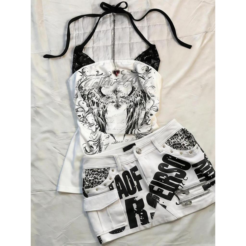 Top gótico estilo halter com estampa de asas de espinho em preto e branco, design em patchwork de renda, estilo retrô am