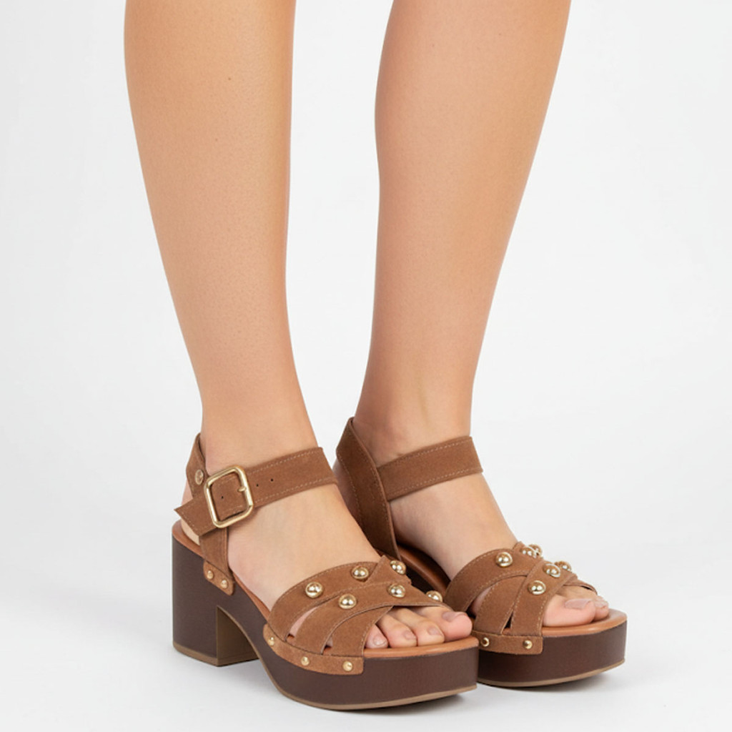 Sandalia plataforma couro camurça tachas clog salto madeira