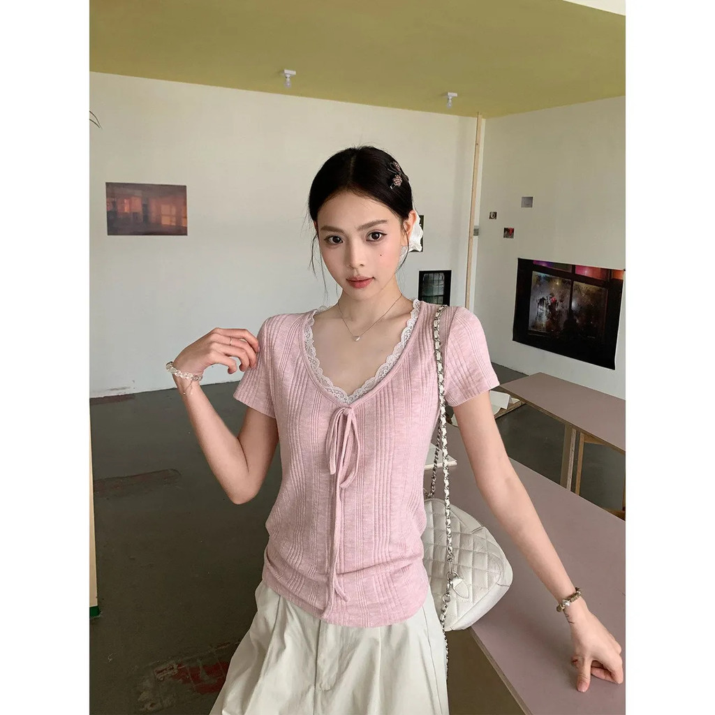 Camiseta de manga curta com renda de renda rosa verão novo estilo com decote em V solto simples camiseta meninas estilo