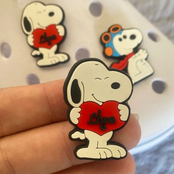 1 Peça Pins/Bottons Emborrachados Para Babuche - Snoopy Coração