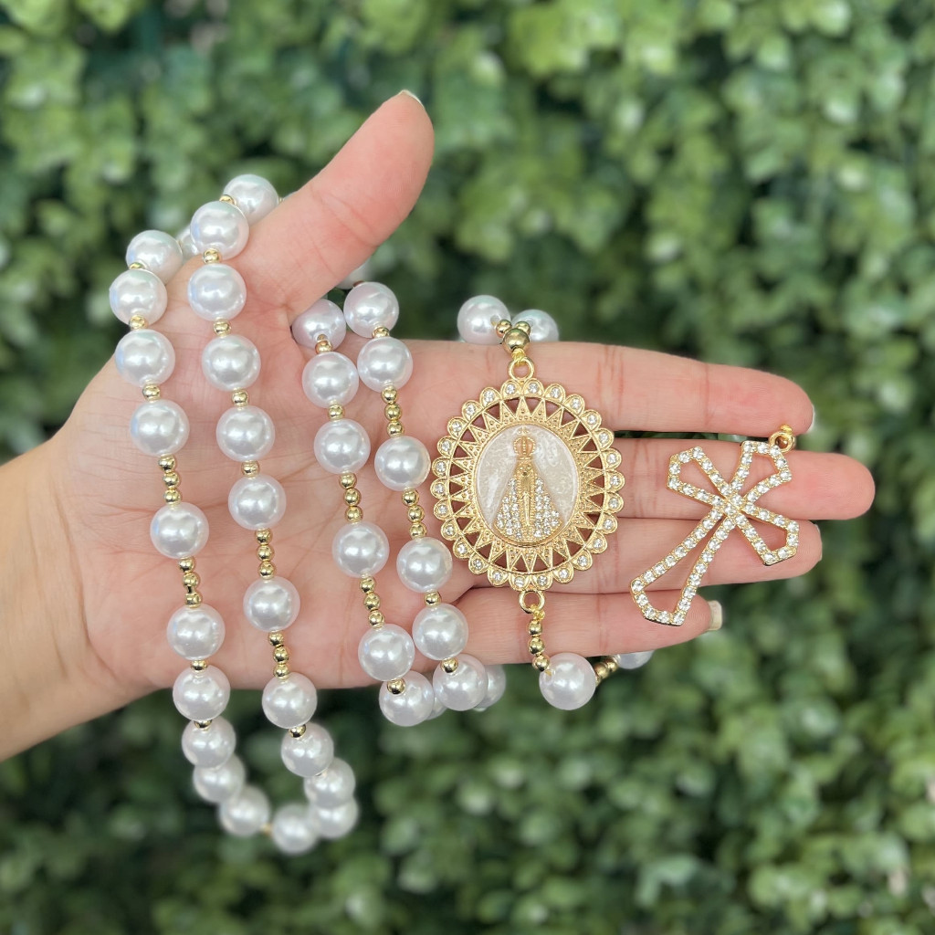 Terço de Noiva em Pérola com entremeio de Nossa Senhora Aparecida Dourado com strass e madre pérola
