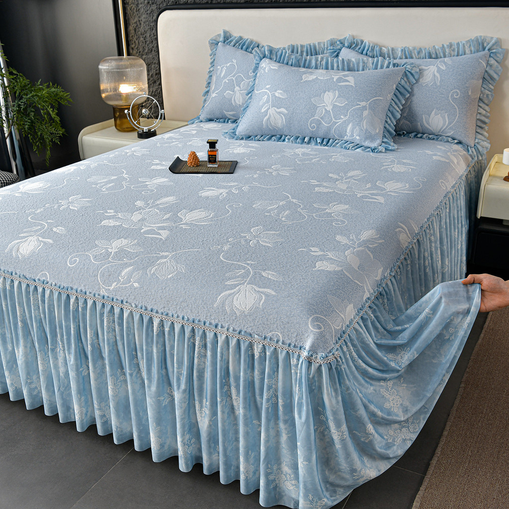Verão máquina lavável gelo-pense Doudou tapete de seda gelo conjunto de três peças Jacquard cama saia babados legal este